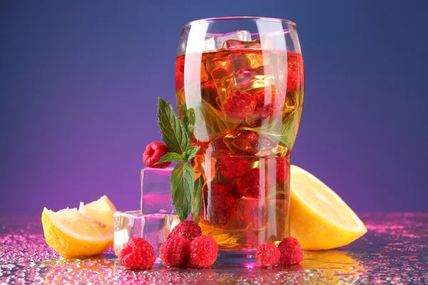 Eistee mit Himbeeren und Minze auf blauem Hintergrund — Stockfoto