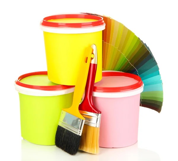 Instellen voor schilderij: schilderen potten, borstels, palet van kleuren geïsoleerd op wit — Stockfoto