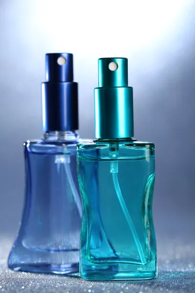 明るい背景に美しいボトルで女性の香水 — ストック写真