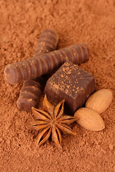 Kahverengi zemin üzerine kakaolu çikolatalı tatlılar — Stok fotoğraf