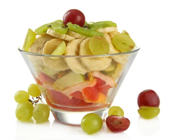 Salada de frutas saborosas em tigela de vidro, isolada em branco — Fotografia de Stock