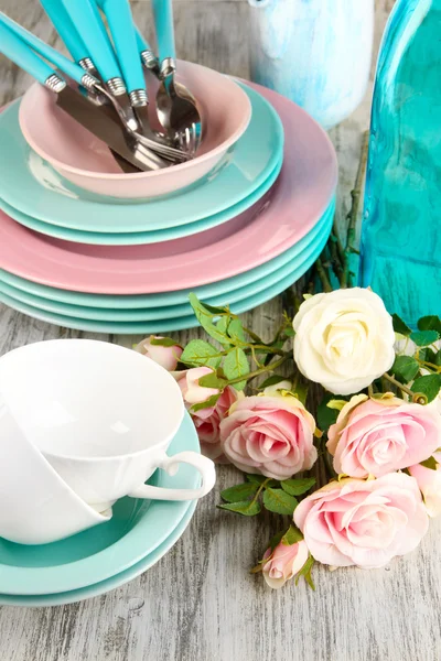 Muchos platos hermosos en primer plano de mesa de madera — Foto de Stock