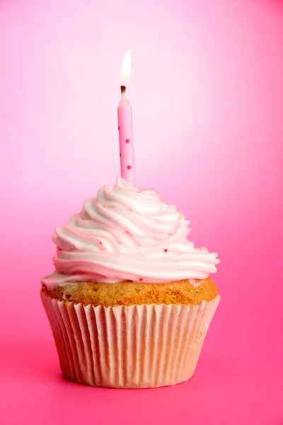 Smakelijke verjaardag cupcake met kaars, op roze achtergrond — Stockfoto