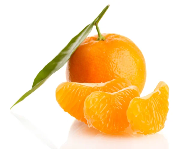 Mandarine douce mûre avec feuille, isolée sur blanc — Photo