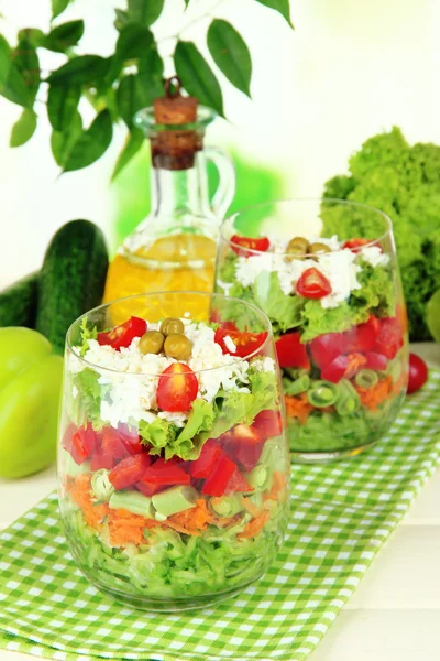 Salada saborosa com legumes frescos na mesa de madeira — Fotografia de Stock