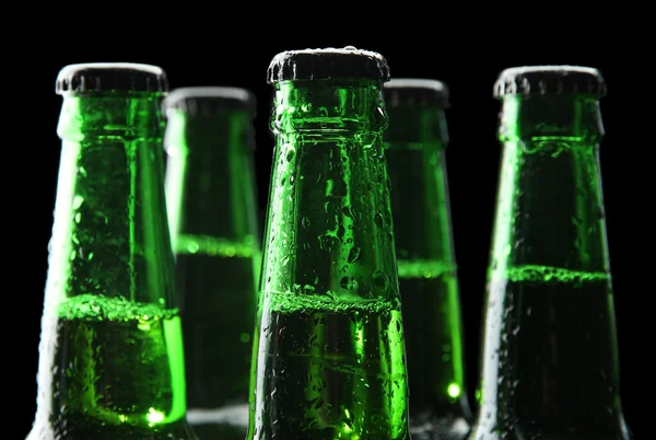 Flaskor öl på svart bakgrund — Stockfoto
