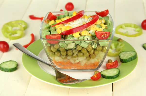 나무 테이블에 신선한 야채와 맛 있는 샐러드 — 스톡 사진