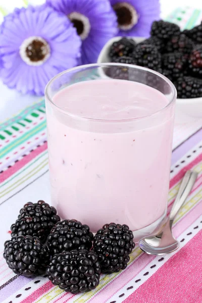 Сладкая ежевика с йогуртом на столе крупным планом — стоковое фото