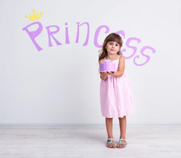 Niña posando sobre fondo de pared gris —  Fotos de Stock