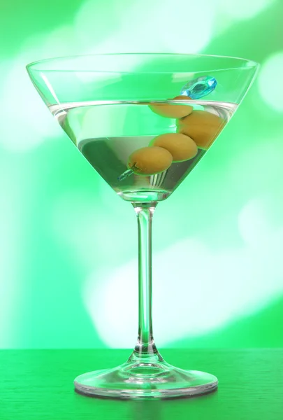 Martini mit grünen Oliven auf dem Tisch in der Bar — Stockfoto