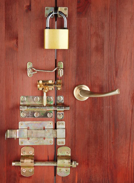 金属螺栓、 闩锁和钩在木质门特写 — 图库照片