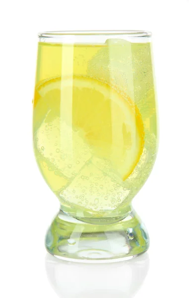 Вкусный лимонад, изолированный на белом — стоковое фото