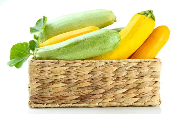 Zucchini galbeni și verzi cruzi în ladă de răchită, izolați pe alb — Fotografie, imagine de stoc