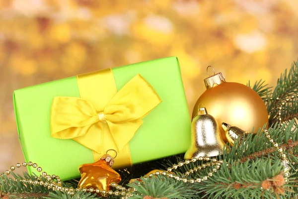 黄色の背景にクリスマスの装飾 — ストック写真