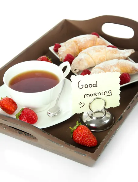 Tasse de thé avec des gâteaux sur plateau en bois isolé sur blanc — Photo