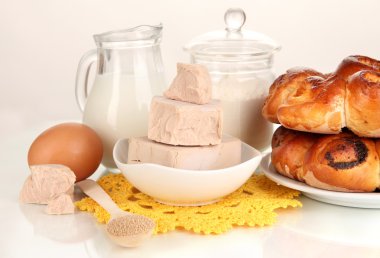 hamur ve pişirme malzemelerin üzerine beyaz izole Maya Kuru