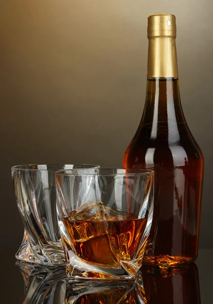 Vaso de whisky con botella, sobre fondo oscuro — Foto de Stock