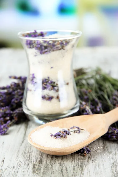 Glas lavendel socker och färsk lavendel blommor på ljus bakgrund — Stockfoto