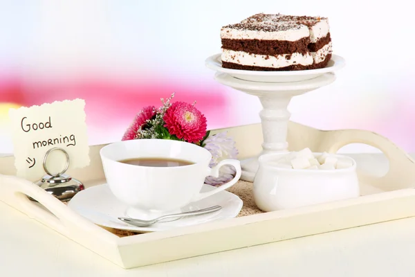 Tasse de thé avec des gâteaux sur plateau en bois sur la table dans la chambre — Photo