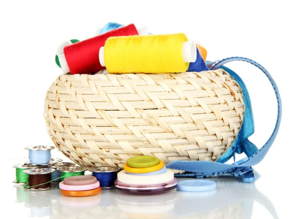 Panier en osier avec accessoires pour la broderie isolée sur blanc — Photo