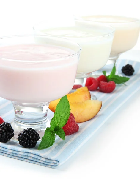 Heerlijke yoghurt met fruit en bessen geïsoleerd op wit — Stockfoto