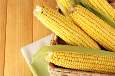 Sepette peçete ahşap tablo üzerinde ham Mısır