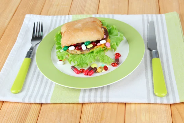 Konzeptbild für die Ernährungspflege: verschiedene Vitamine und Nahrungsergänzungsmittel im Brötchen. auf Holzgrund — Stockfoto