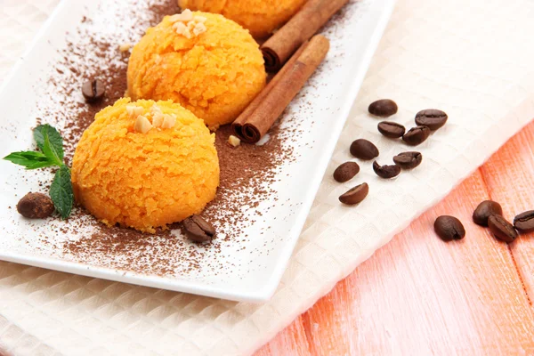 Delicioso helado en plato en primer plano de la mesa — Foto de Stock