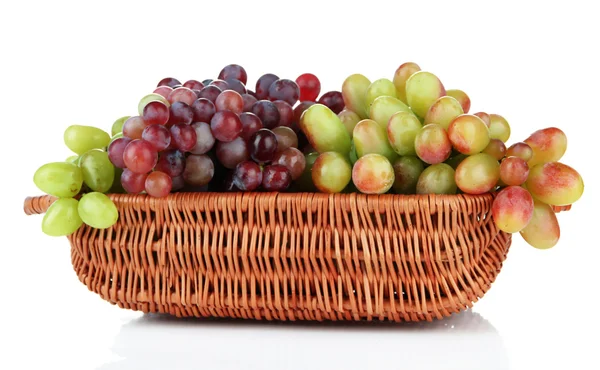 Свежий виноград в плетеной корзине, изолированный на белом — стоковое фото