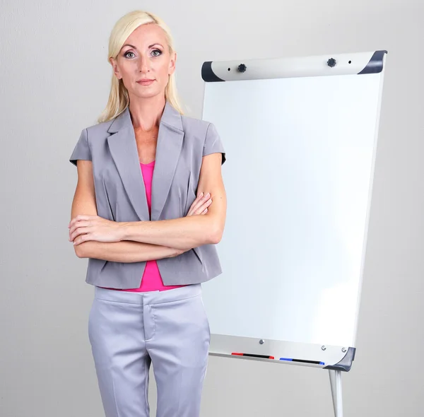 Businesswoman presenting on flipchart in office — Stock Photo, Image