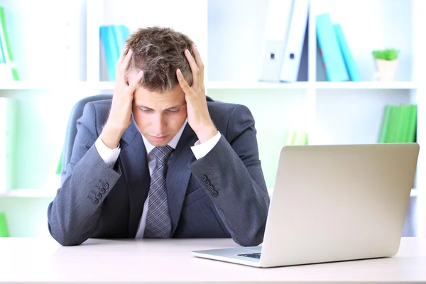 Portrait De Jeune Homme D'affaires Travaillant Au Bureau — Photo