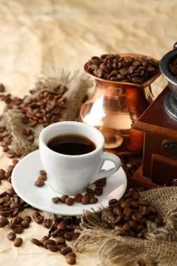 fincan kahve, pot ve bej renkli arka plan üzerinde değirmeni