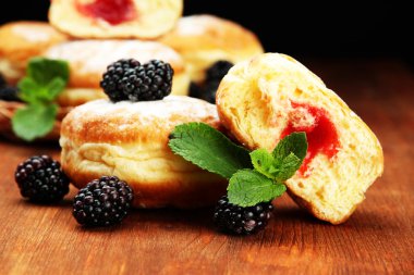 ahşap masa üzerinde meyveleri ile lezzetli börekler