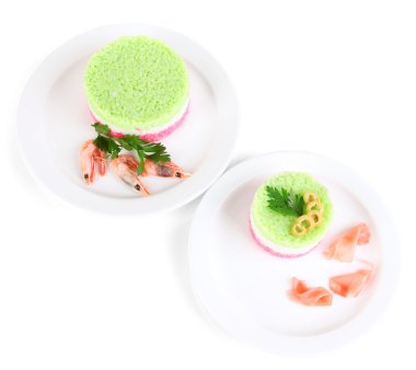 renkli pirinç üzerine beyaz izole plakaları