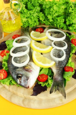 Dorado balığı üzerinde tablo yakın çekim