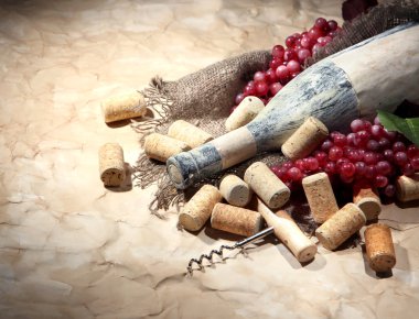 eski şişe şarap, üzüm ve mantarlar eski kağıt arka plan üzerinde