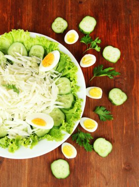 yumurta, lahana ve salatalık ahşap masa üstünde lezzetli salata