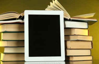 Tablet ve parlak zemin üzerine kitaplar