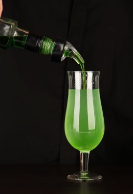 Barmen parlak arka planda, kokteyl yapmak yakın çekim