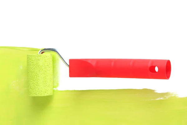 Spazzola a rullo con vernice verde primo piano — Foto Stock