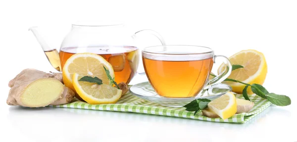 Hervidor de agua y taza de té con jengibre en servilleta aislada en blanco — Foto de Stock