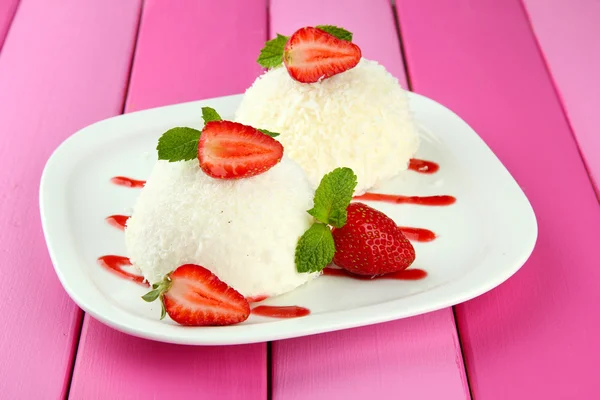 Deliziose torte di cocco sul piatto sul tavolo primo piano — Foto Stock