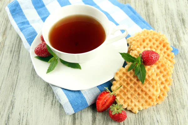 Taza de té con galletas y fresas en primer plano de la mesa —  Fotos de Stock