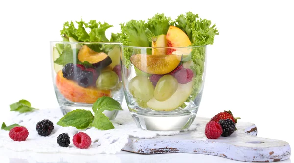 Ensalada de frutas en vasos, aislada en blanco — Foto de Stock