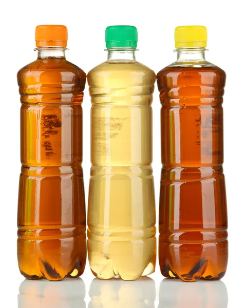Flaschen mit leckeren Getränken, isoliert auf weiß — Stockfoto