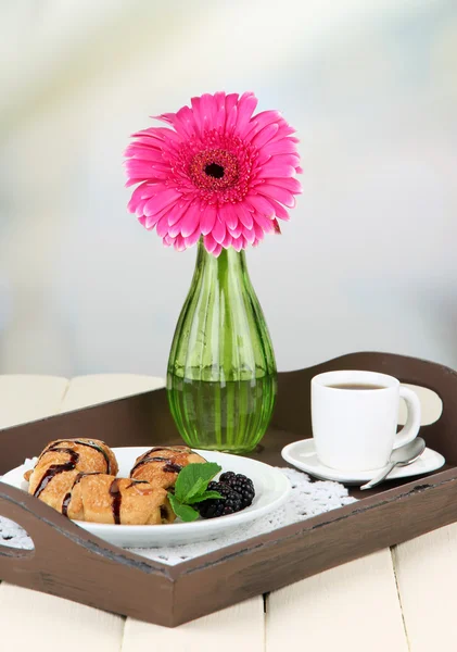Bandeja de madeira com café da manhã, na mesa de madeira, no fundo claro — Fotografia de Stock