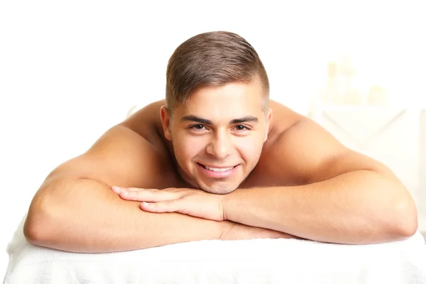 Jeune homme détendu dans le salon de spa — Photo