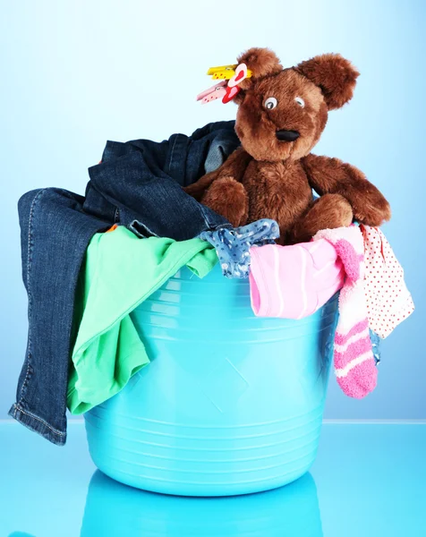 Koš na prádlo na modrém pozadí — Stock fotografie