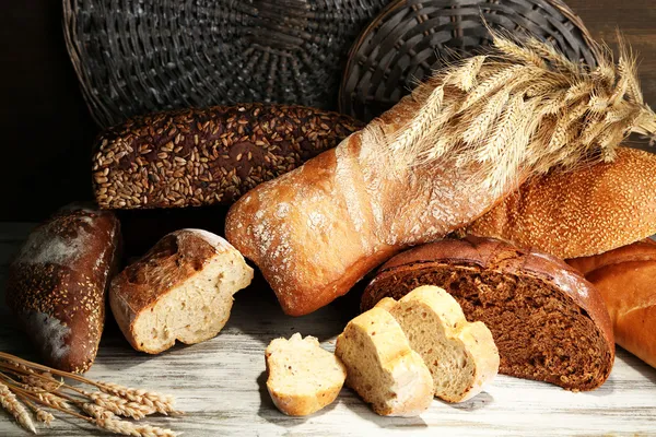 Viel Brot auf Holzbrett auf Korbblech Hintergrund — Stockfoto