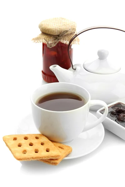 Desayuno ligero con té y mermelada casera, aislado en blanco — Foto de Stock